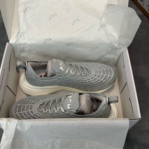 NEW WITH TAGS - Women's TechLoom Zipline Metallic Silver/White - Size 9.5